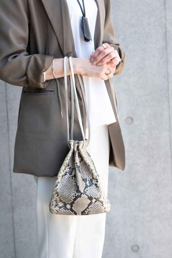 ニュアンスカラーにはパイソンバッグがパワフルに効く