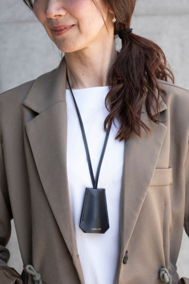 「ラソエヌサーティスリー」のレザーネックレスが引き締め役に