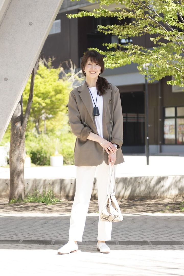 ジャケット...Brown Sugar、トップス...リヴ ドロワ、ボトムス...ユニクロ、ネックレス... ラソエヌサーティスリー、バッグ... リヴ ドロワ、シューズ...リーガル