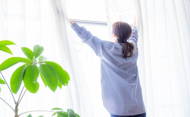 日光を浴びる女性のイメージ