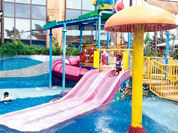 プールには遊具がいっぱい