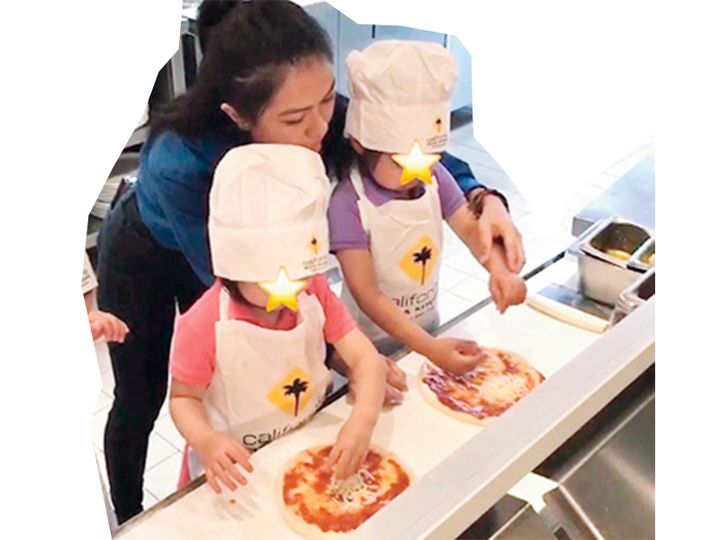 先生が英語で説明をしながらピザ作り