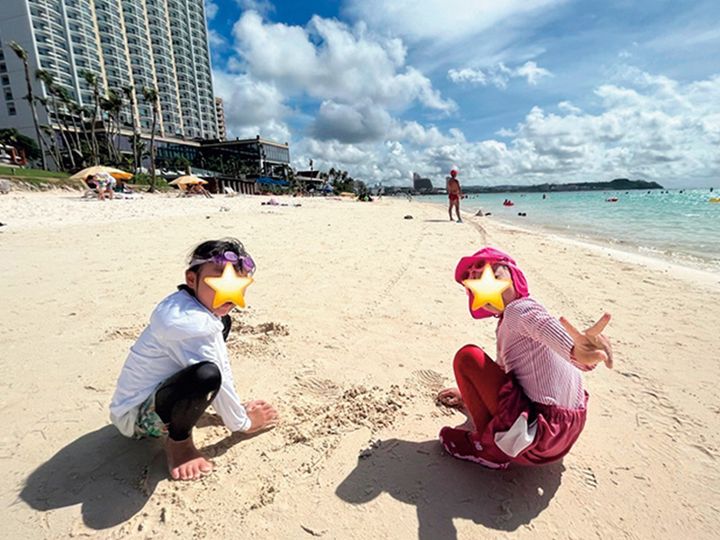 ビーチで遊ぶ子どもたち
