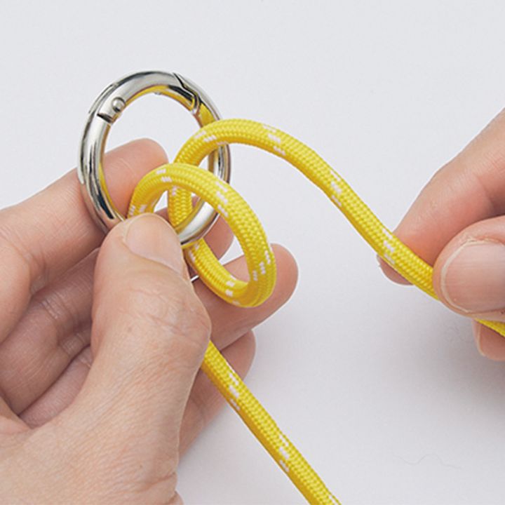 カラビナにパラコードを通して輪を2つ作る