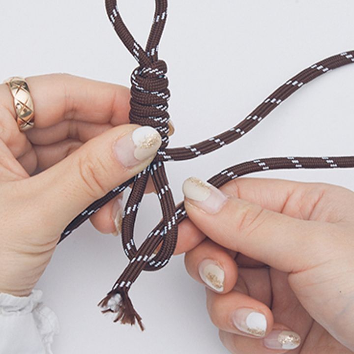 巻きつけていたパラコードの先端を通す