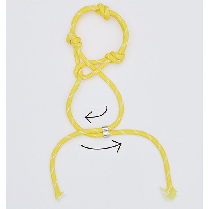 コード左右の先端を両サイドの外側から通す