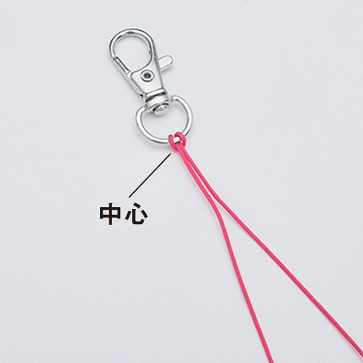 キーホルダー金具にループを作ってくぐらせる