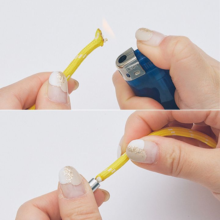 パラコードの先端を押し込みカラビナ フックを通して完成