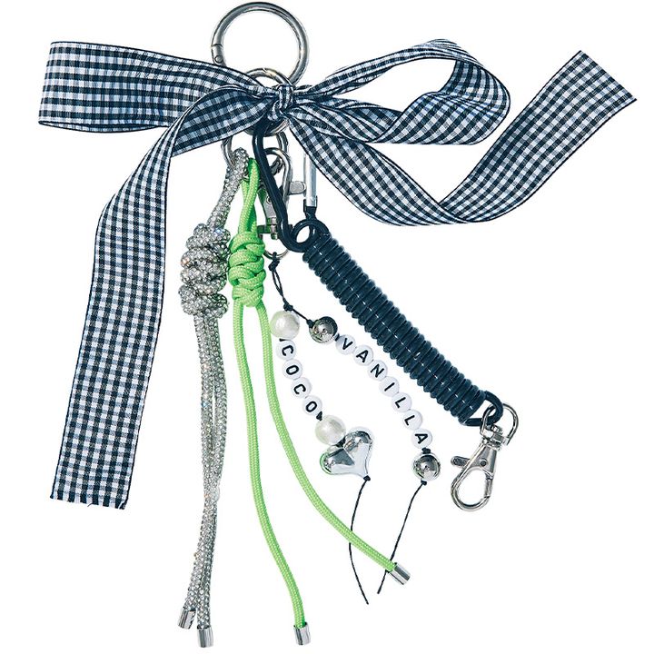 カラビナに柄リボンを蝶々結びするだけで甘さアップ