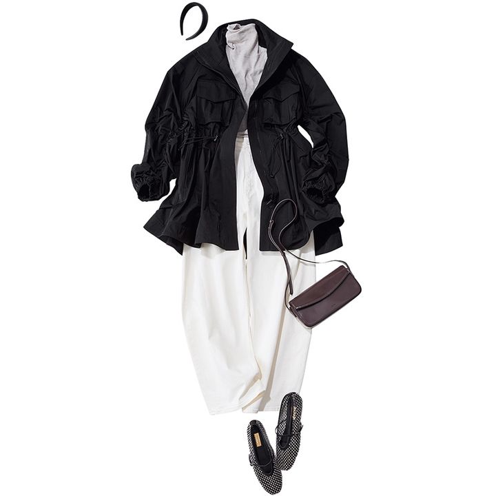 タートルネックロンTと白デニムに黒のナイロンアウターを羽織ったコーデ