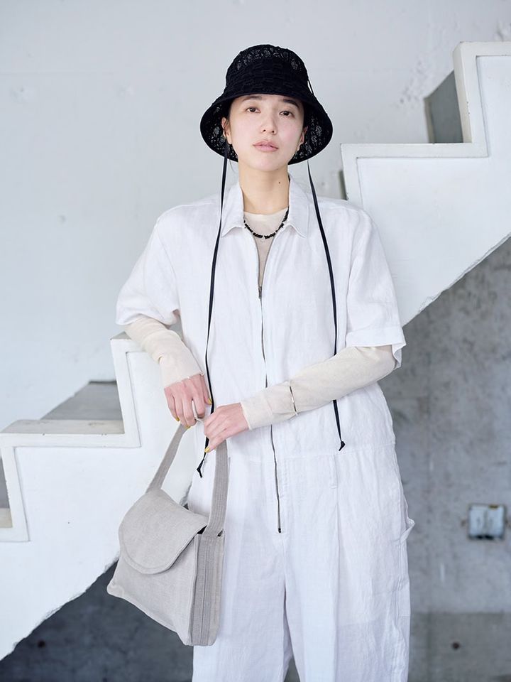 ワークスタイルにニュアンスのあるシアーをインしてほんのりモードに