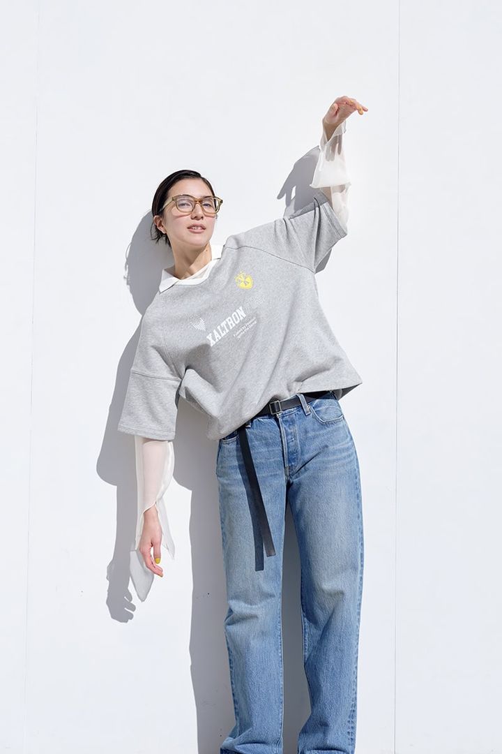 スポーティなレイヤードにシアーのアクセントを効かせて鮮度アップ