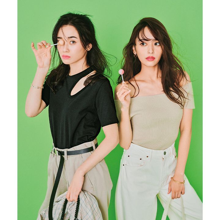 ひとクセありの肌見せトップスを着こなす宮城舞さんと近藤千尋さん