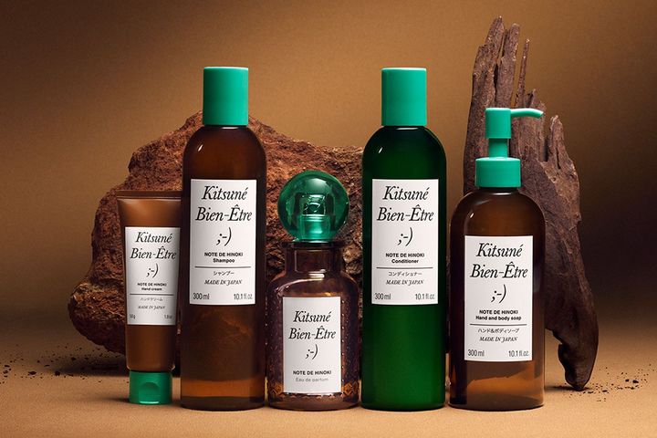 〈左から〉シアバターを配合することで高い保湿力を約束。ノートドゥヒノキ ハンドクリーム 50ml ￥2,970 外的要因となる刺激やストレスからガード。頭皮と毛髪にうるおいを与えることでヘルシーな髪へ。ノートドゥヒノキ シャンプー 300ml ￥3,300 主題のヒノキに溶け出す、グラースローズとサンダルウッドが軽やかに香る。ノートドゥヒノキ オードパルファム 100ml ￥24,200 輝くような、つややかな髪にアプローチ。ノートドゥヒノキ コンディショナー 300ml ￥3,300 シアバターの持つ高い保湿力で酷使しがちなパーツをやさしくケア。ノートドゥヒノキ ハンド&ボディソープ 300ml ￥3,300（すべて2025年4月30日より公式オンラインストアおよびメゾン キツネ直営店で発売）