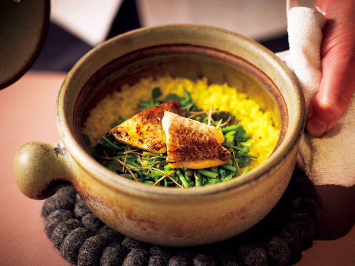 肥後橋『RiVi』の鶏とノドグロ、セリのサフラン炊き込みご飯