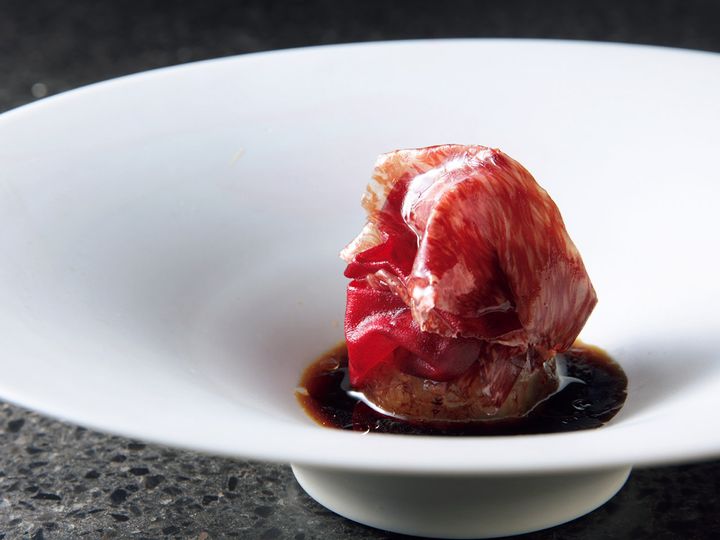 阿波座『アニエルドール』の和牛の生ハムの中に１年熟成せた「インカのめざめ」、煮込んだ和牛のテール、ビーツのスライス