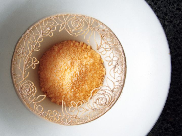 阿波座『アニエルドール』のクッキー生地の下は、和歌山産みかんのアイスクリーム、かぼちゃと干し柿のムース、八朔のゼリー寄せ