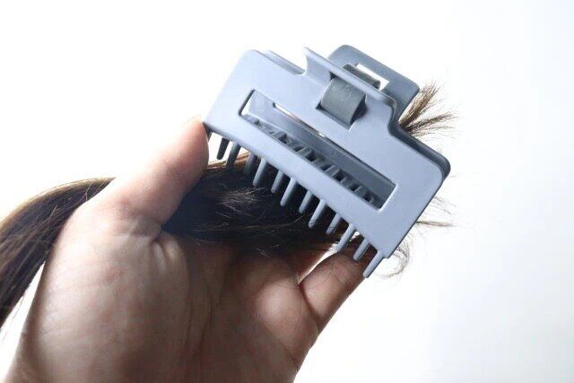 セリアのトリートメントコームつきヘアクリップはヘアケアとスタイリングがこれ1つで叶う