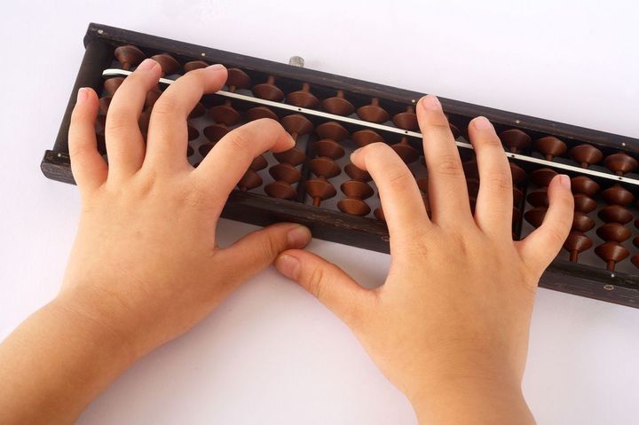 そろばんを使っている子供の手元