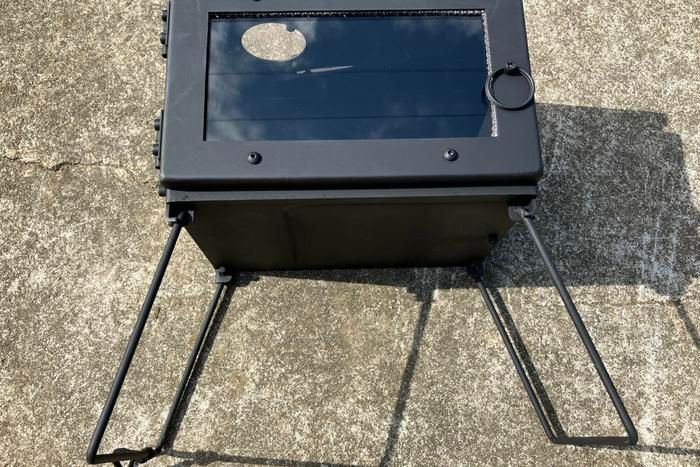 Mt.SUMIの薪ストーブマイクロの脚を広げたところ