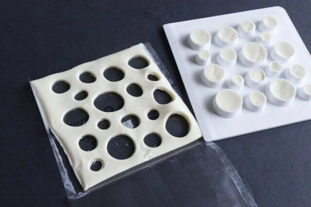 ダイソーの便利なのせデコチーズ抜き型（網目・水玉）