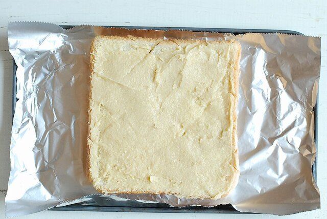 食パンにシュガーバターを塗る。