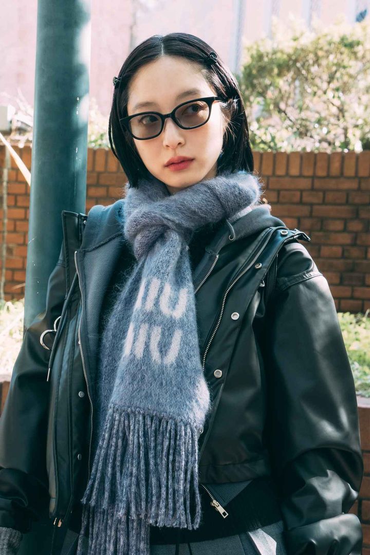 画像2: グレーコーデはブラックと差し色でバランス良く着こなす！