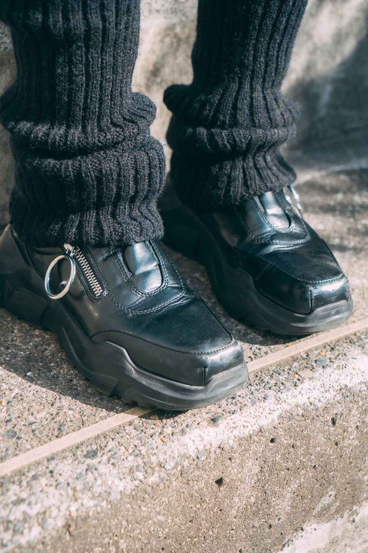 画像5: グレーコーデはブラックと差し色でバランス良く着こなす！