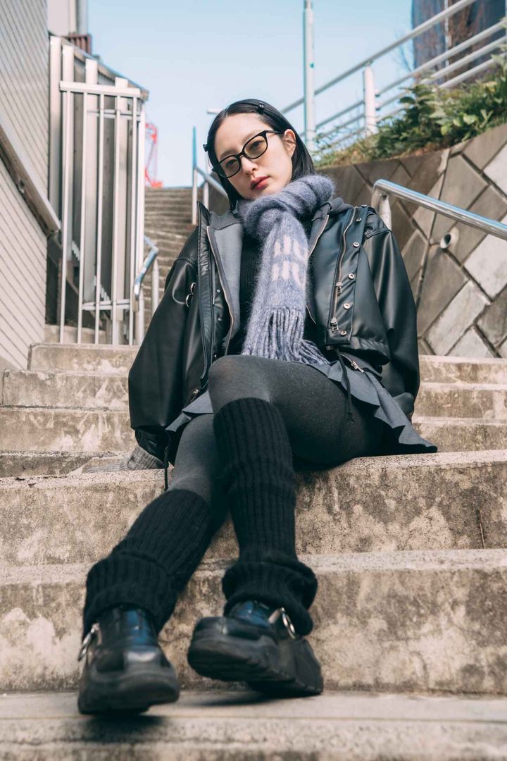 画像4: グレーコーデはブラックと差し色でバランス良く着こなす！