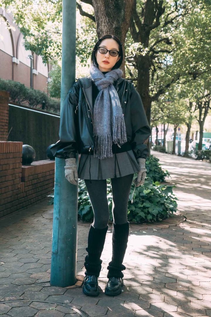 画像1: グレーコーデはブラックと差し色でバランス良く着こなす！