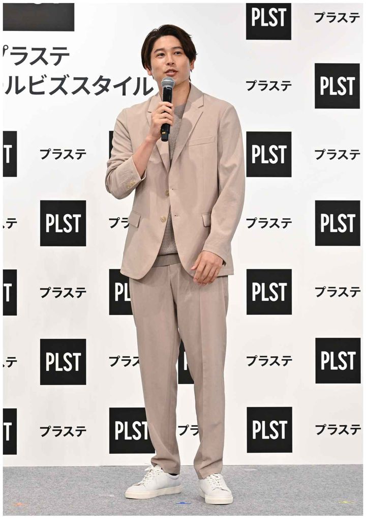 画像: 【プラステ】プレシャスドライジャケット¥19,000、プレシャスドライワンタックテーパードパンツ¥9,990 www.plst.com