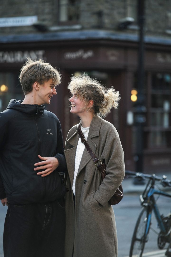 コーデが一気に優しい雰囲気に。天然カーリーヘアがポイントの着こなし