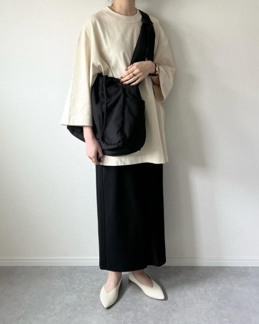 ベージュのクルーネックTシャツ7分袖を着たコーデ