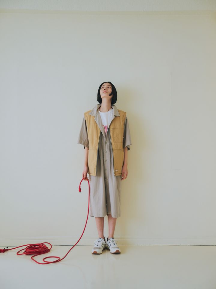 春は重ね着、夏は一枚でサマになる大人のオールインワンスタイル【ベージュ、時々赤④】