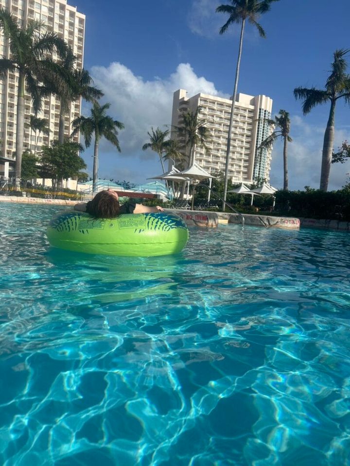 ホテルに併設の流れるプール