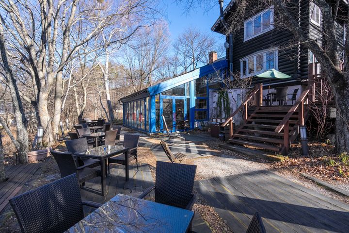 カフェ「Sally Gally(サリー ギャリー)」のテラス席はドリンク注文で利用できる