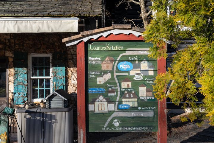 ベーカリー前にはエリア内の案内板が