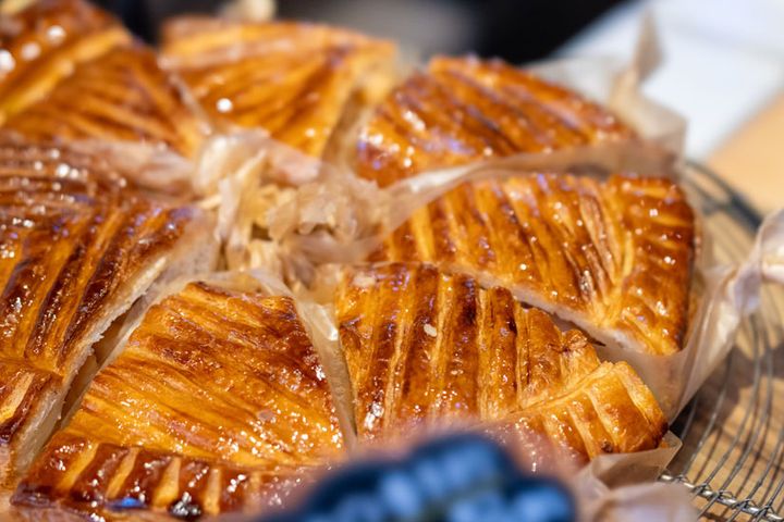 甘さ控えめのりんごのコンポートがぎっしり。前日までの予約でホールも購入できる