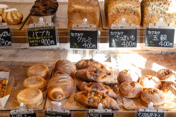 「カクカク」シリーズは、長野県産小麦と山梨県産小麦をブレンドし、湯種法で作ったもっちり食感の角食パン