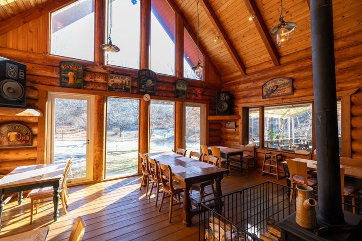 ログハウスのレストラン「カントリーキッチン」。ベーカリーのパンを使ったモーニングセットなども