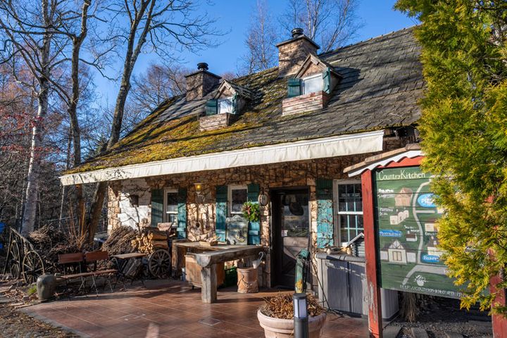 三角屋根と煙突がベーカリーの目印。建物は30年ほど前に建てられたそう