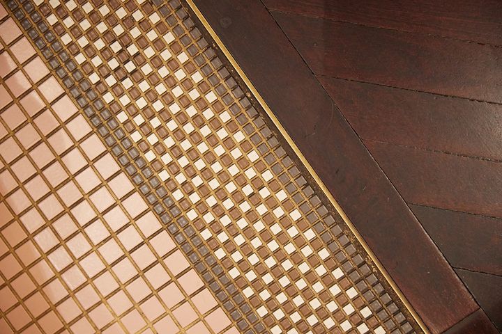 ふと足元を見ると細やかに敷き詰められているタイルも素敵