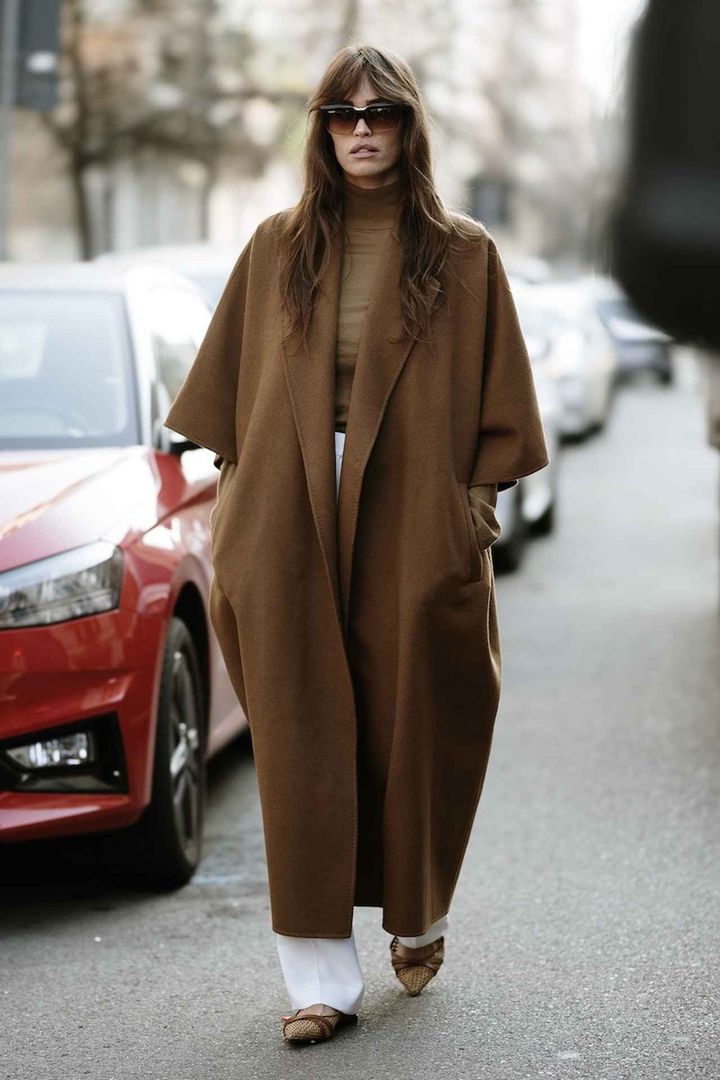 画像: シャープな白パンツが軽快さを両立