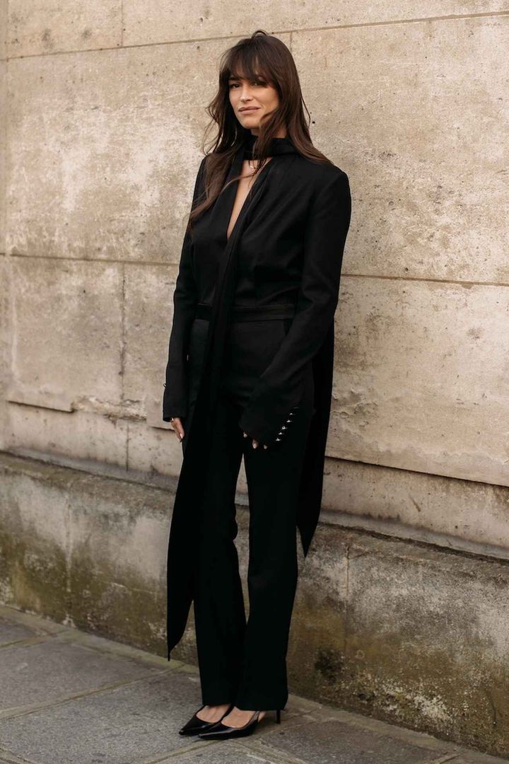 画像: 最愛ブラックコーデはロングスカーフをアクセントに