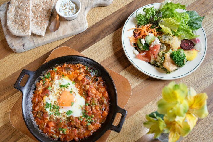 窓の外に広がる景色も素敵♪「Botanico扇町公園」で前菜＆サラダのビュッフェ付きランチを