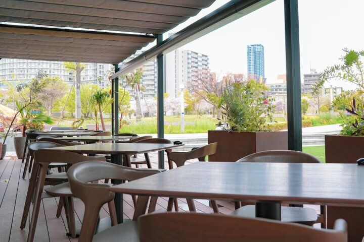 窓の外に広がる景色も素敵♪「Botanico扇町公園」で前菜＆サラダのビュッフェ付きランチを