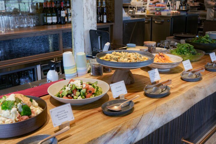 窓の外に広がる景色も素敵♪「Botanico扇町公園」で前菜＆サラダのビュッフェ付きランチを