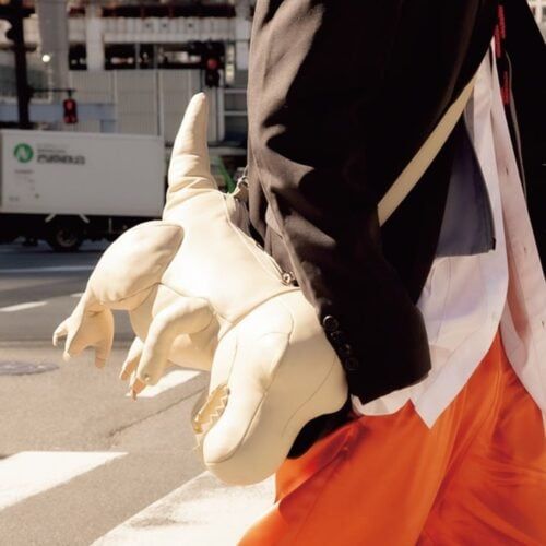 「ミハラヤスヒロの“恐竜バッグ”が愛嬌全開！」高級レザーで魅せる“攻め”のショルダー