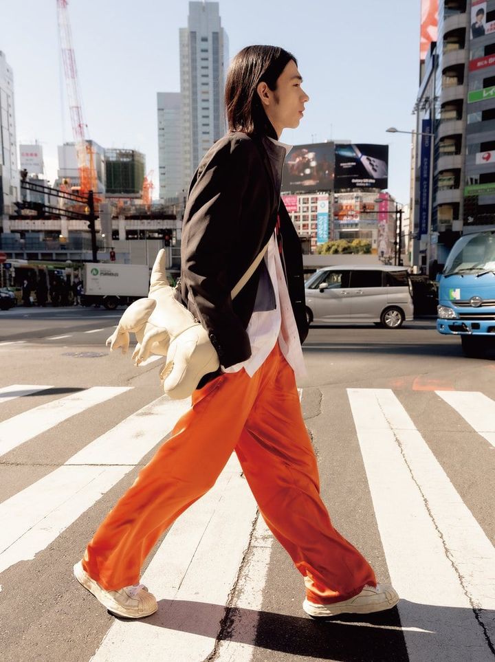 メゾンミハラヤスヒロの、ティラノサウルスの形をしたショルダーバッグ