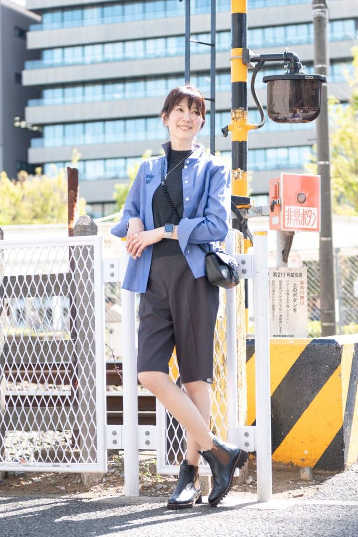 シャツを羽織ると